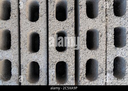 pile di blocchi di cemento grigio a terra Foto Stock