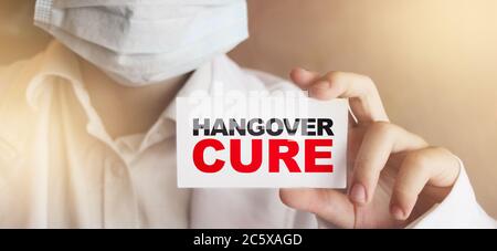 Il medico mostra il testo di cura di Hangover sulla scheda. Concetto di dipendenza da alcol Foto Stock