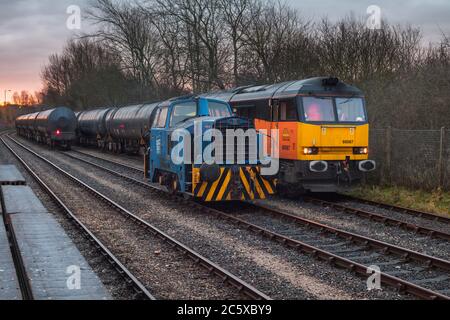 Colas Rail Freight locomotiva classe 60 e trespolo Rail Sentinel shunter in Preston Docks scambiano i sidings con serbatoi di bitume Foto Stock