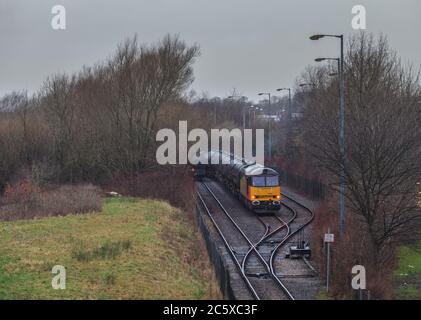 Colas Rail Freight locomotiva diesel classe 60 60087 in partenza da Preston banchine scambio con un treno merci di serbatoi di bitume vuoti Foto Stock