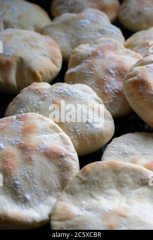 Pane pita, focacce, ciabatta con fondo di farine. Verticale Foto Stock