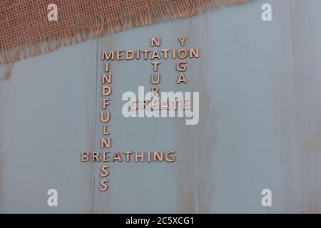 Croci di legno che mostrano il supporto di salute mentale e strategie di affrontare, meditazione, natura, creatività yoga, consapevolezza, concetto di respirazione con copy s. Foto Stock
