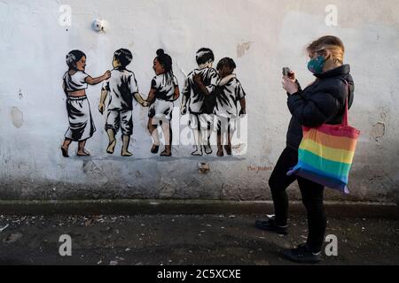 Edimburgo, Scozia, Regno Unito. 5 luglio 2020. Un nuovo murale del Street artist The Rebel Bear è apparso in un edificio a Edimburgo. Il nuovo murale antirazzista mostra insieme i bambini di varie etnie. Iain Masterton/Alamy Live News Foto Stock