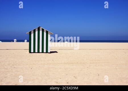 Portogallo, Figueira da Foz. Spiaggia di sabbia deserta della città. Foto Stock