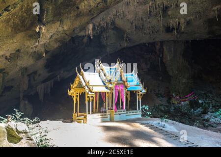 Padiglione reale nella grotta di Phraya Nakorn, Parco Nazionale Khao Sam Roi Yot, Thailandia in una giornata estiva Foto Stock