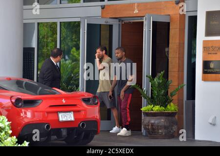 Miami, Stati Uniti d'America. 15 settembre 2016. MIAMI BEACH, FL - SETTEMBRE 15: Scott Disick e Singer Kanye West lasciano il loro hotel a Miami nella nuova Ferrari rossa di Scott e fanno shopping il 15 Settembre 2016 a Miami, Florida. Persone: Scott Disick, Kanye West Credit: Storms Media Group/Alamy Live News Foto Stock