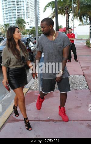 Miami, Stati Uniti d'America. 09 ottobre 2012. MIAMI, FL - OTTOBRE 08: Kim Kardashian è detto per essere devastato che il suo ex, Reggie Bush si aspetta un bambino con la sua ragazza, Lilit Avagyan è stata vista oggi camminare in mano e mano sotto la pioggia a Miami casa di caccia con il ragazzo Kanye West . l'8 ottobre 2012 a Miami, Florida. Persone: Kim Kardashian, Kanye West Credit: Storms Media Group/Alamy Live News Foto Stock