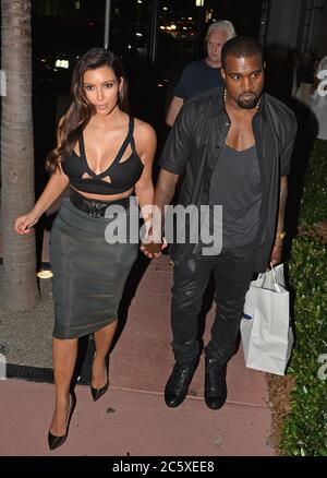 MIAMI BEACH, FL - OTTOBRE 14: Kim Kardashian e il fidanzato Kanye West hanno gustato una cena piuttosto romantica in un ristorante di South Beach fino a quando una femmina paparazzi ha sottolineato Reggie Bush e il suo nuovo aspetto Kardashian incinta come una ragazza stava mangiando allo stesso ristorante, Il pisolino che chiesto Kanye se si congratulava con Reggie per il bambino. Kanye poi è diventato estremamente agitato e che si è affluso alla foto femminile e ha cercato di anniagliare la sua videocamera. La coppia che ha preso nella loro Rolls Royce e ha fatto un giro, ma non prima che Kim andasse nel suo portafoglio e ha dato a Kanye un po' di denaro per il cameriere. Il 14 ottobre 20 Foto Stock