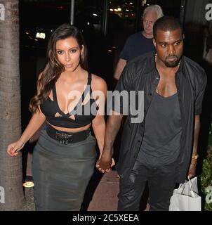 MIAMI BEACH, FL - OTTOBRE 14: Kim Kardashian e il fidanzato Kanye West hanno gustato una cena piuttosto romantica in un ristorante di South Beach fino a quando una femmina paparazzi ha sottolineato Reggie Bush e il suo nuovo aspetto Kardashian incinta come una ragazza stava mangiando allo stesso ristorante, Il pisolino che chiesto Kanye se si congratulava con Reggie per il bambino. Kanye poi è diventato estremamente agitato e che si è affluso alla foto femminile e ha cercato di anniagliare la sua videocamera. La coppia che ha preso nella loro Rolls Royce e ha fatto un giro, ma non prima che Kim andasse nel suo portafoglio e ha dato a Kanye un po' di denaro per il cameriere. Il 14 ottobre 20 Foto Stock