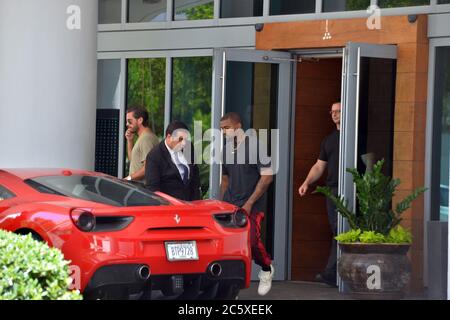 Miami, Stati Uniti d'America. 15 settembre 2016. MIAMI BEACH, FL - SETTEMBRE 15: Scott Disick e Singer Kanye West lasciano il loro hotel a Miami nella nuova Ferrari rossa di Scott e fanno shopping il 15 Settembre 2016 a Miami, Florida. Persone: Scott Disick, Kanye West Credit: Storms Media Group/Alamy Live News Foto Stock