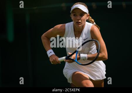Katie Swan della Gran Bretagna in azione durante la sua prima partita al torneo di tennis del Grand Slam 2019 dei Campionati di Wimbledon