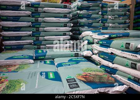 pallet di terreno top Homebase in vendita nel negozio fai da te Kent Foto Stock
