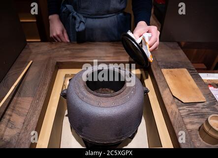 Una preparazione tradizionale di tè matcha. Tokyo, Giappone Foto Stock