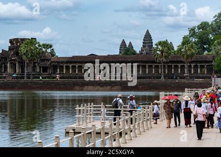 La parete ovest del recinto esterno di Angkor Wat e il ponte galleggiante. Siem Reap, Cambogia. Foto Stock