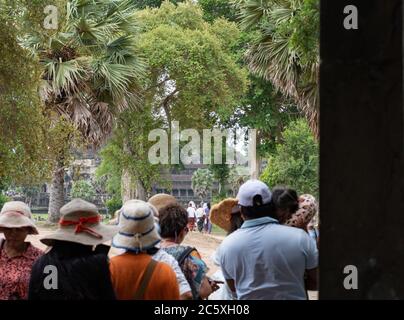Gruppo di turisti in visita ad Angkor Wat. Siem Reap, Cambogia. Foto Stock
