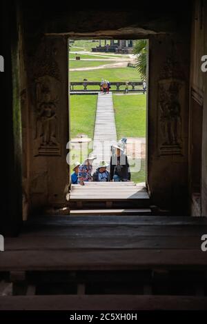 Turisti che visitano il complesso principale di Angkor Wat. Siem Reap, Cambogia Foto Stock