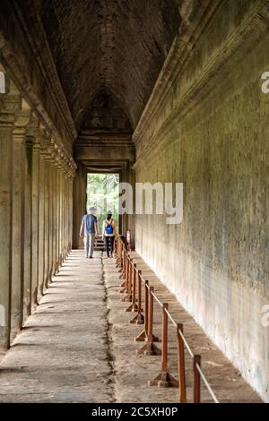 Turisti che visitano un corridoio in Angkor Wat. Siem Reap, Cambogia Foto Stock