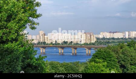 KIEV, UCRAINA - GIUGNO, 2013: Vista del Ponte di Paton e dei quartieri della riva sinistra di Kiev, Ucraina il 15 giugno 2013. Progettato da Evgeny Paton Foto Stock