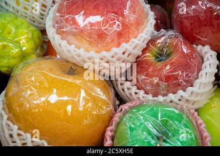 Primo piano su frutta confezionata (mele, mapo). Cibo artificiale fatto da cera. Vetrina, ristorante menu esempio di cibo. Kappabashi dori, Tokyo. Foto Stock