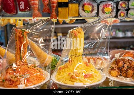 Primi piani su piatti di pasta confezionati con forchetta e sushi sullo sfondo. Cibo artificiale fatto da cera. Vetrina, ristorante menu esempio di cibo. Foto Stock