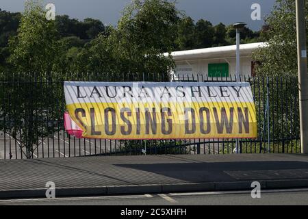 Laura Ashley Closing Down banner, Archer Road, Sheffield UK, avviso di chiusura del negozio Foto Stock