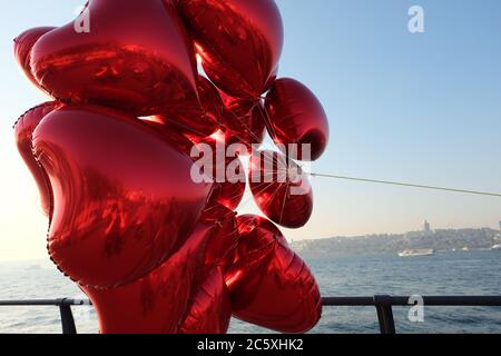 PALLONCINI ROSSI A ISTANBUL SUL FIUME Foto Stock