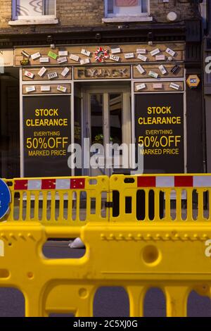 Liquidazione degli stock durante la pandemia di Covid-19 a Londra, via Englandhigh Foto Stock