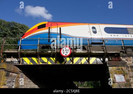 East Midlands Railway classe 222 treno passeggeri che attraversa un ponte basso, Abbeydale Sheffield Inghilterra Regno Unito, cartello altezza ponte Foto Stock