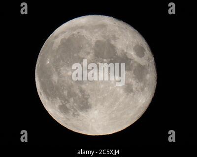 Sheerness, Kent, Regno Unito. 5 luglio 2020. Regno Unito Meteo: La luna piena buck visto con Saturno e Giove nel cielo notturno sopra Sheerness, Kent. Credit: James Bell/Alamy Live News Foto Stock