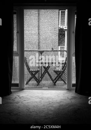 Vista attraverso una porta del patio in una giornata piovosa, con piccione Foto Stock