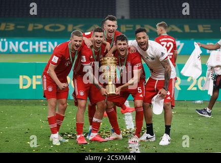 Berlino, Germania, 4 luglio 2020, cerimonia di premiazione: Mickael (Michael) CUISANCE, FCB 11 Lucas HERNANDEZ (FCB 21) Ivan PERISIC, FCB 14 Benjamin PAVARD, FCB 5 Corentin TOLISSO, FCB 24 con trofeo al DFB Pokal Final match FC BAYERN MUENCHEN - BAYER 04 LEVERKUSEN 4-2 nella stagione 2019/2020 , FCB Foto: © Peter Schatz / Alamy Live News / Hans Rauchensteiner/Pool - LE NORMATIVE DFB VIETANO L'USO DI FOTOGRAFIE come SEQUENZE DI IMMAGINI e/o QUASI-VIDEO - Notizie nazionali e internazionali - Agenzie DI stampa SOLO per uso editoriale Foto Stock
