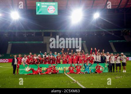 Berlino, Germania, 4 luglio 2020, cerimonia di premiazione: Manuel NEUER, FCB 1 con trofeo, Robert LEWANDOWSKI, FCB 9 Philippe COUTINHO, FCB 10 Corentin TOLISSO, FCB 24 David ALABA, FCB 27 Alvaro OdRIOZOLA, FCB 2 Thomas MUELLER, MÜLLER, FCB 25 Trainer Hansi FCB, allenatore, allenatore, responsabile, responsabile team, responsabile, responsabile, responsabile team, responsabile, responsabile, responsabile, responsabile team, REICH FCB 26 Torwart Leon GORETZKA, FCB 18 Benjamin PAVARD, FCB 5 Niklas SUELE, FCB 4 Ivan PERISIC, FCB 14 Jerome BOATENG (FCB 17) Joshua ZIRKZEE, FCB 35 Thiago ALCANTARA, FCB 6 con trofeo, Kathleen KRUEGER, Teammanager FCB ALLA finale DI BAYENCHEN BAY - MUENCHEN Foto Stock