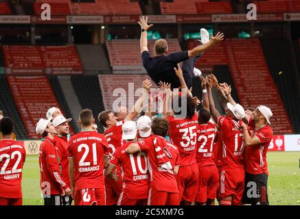 Berlino, Germania, 4 luglio 2020, cerimonia di premiazione: Trainer Hassi FLICK (FCB), team manager, direttore, allenatore, Thomas MUELLER, MÜLLER, FCB 25 Javi MARTINEZ, FCB 8 Joshua ZIRKZEE, FCB 35 al DFB Pokal Final match FC BAYERN MUENCHEN - BAYER 04 LEVERKUSEN 4-2 nella stagione 2019/2020, FCB: © Peter Schatz / Alamy Live News / Hans Rauchensteiner/Pool - LE NORMATIVE DFB VIETANO L'USO DI FOTOGRAFIE come SEQUENZE DI IMMAGINI e/o QUASI-VIDEO - Notizie nazionali e internazionali - Agenzie DI stampa SOLO per uso editoriale Foto Stock