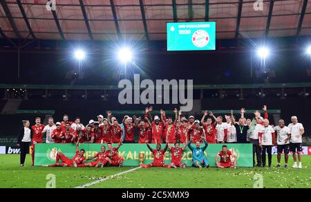 Berlino, Germania, 4 luglio 2020, cerimonia di premiazione: Manuel NEUER, FCB 1 Robert LEWANDOWSKI, FCB 9 Benjamin PAVARD, FCB 5 Leon GORETZKA, FCB 18 Niklas SUELE, FCB 4 Javi MARTINEZ, FCB 8 Ivan PERISIC, FCB 14 Thiago ALCANTARA, FCB 6 SERGE, FCB MÜLLER 22 GNABELLER, FCB FCB 25 FCB Co-Trainer Hermann GERLAND, Trainer Hansi FLICK (FCB), team manager, headcoach, coach, Kathleen KRUEGER, Teammanager FCB Joshua KIMMICH, FCB 32 Hasan ( Brezzo ) Salihamidzic, FCB Direttore sportivo con trofeo al DFB Pokal Final match FC BAYER MUENCHEN - BEVERKUSEN 4-2 nella stagione 04 DI LEVERKUSEN Foto Stock