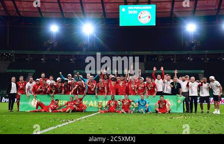 Berlino, Germania, 4 luglio 2020, cerimonia di premiazione: Manuel NEUER, FCB 1 Robert LEWANDOWSKI, FCB 9 Benjamin PAVARD, FCB 5 Leon GORETZKA, FCB 18 Niklas SUELE, FCB 4 Javi MARTINEZ, FCB 8 Ivan PERISIC, FCB 14 Thiago ALCANTARA, FCB 6 SERGE, FCB MÜLLER 22 GNABELLER, FCB FCB 25 FCB Co-Trainer Hermann GERLAND, Trainer Hansi FLICK (FCB), team manager, headcoach, coach, Kathleen KRUEGER, Teammanager FCB Joshua KIMMICH, FCB 32 Hasan ( Brezzo ) Salihamidzic, FCB Direttore sportivo con trofeo al DFB Pokal Final match FC BAYER MUENCHEN - BEVERKUSEN 4-2 nella stagione 04 DI LEVERKUSEN Foto Stock