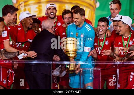 Berlino, Germania, 4 luglio 2020, cerimonia di premiazione: Manuel NEUER, trofeo FCB 1 Lifts, Fritz KELLER, Presidente DFB Associazione Calcio Tedesco, Benjamin PAVARD, FCB 5 Philippe COUTINHO, FCB 10 Jerome BOATENG (FCB 17) Javi MARTINEZ, FCB 8 Leon GORETZKA, FCB 18 con trofeo al Pokal finale del DFB FC BAYERN MUENCHEN - BAYER 04 LEVERKUSEN 4-2 nella stagione 2019/2020 , FCB Foto: © Peter Schatz / Alamy Live News / Kevin Voigt/Jan Huebner/Pool - LE NORMATIVE DFB VIETANO L'USO DI FOTOGRAFIE come SEQUENZE DI IMMAGINI e/o QUASI-VIDEO - News-Agenzie nazionali e internazionali FUORI uso editoriale Foto Stock