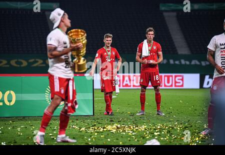 Berlino, Germania, 4 luglio 2020, cerimonia di premiazione: David ALABA, FCB 27 Joshua KIMMICH, FCB 32 Leon GORETZKA, FCB 18 Philippe COUTINHO, FCB 10 con trofeo al DFB Pokal Final match FC BAYERN MUENCHEN - BAYER 04 LEVERKUSEN 4-2 nella stagione 2019/2020 , FCB Foto: © Peter Schatz / Alamy Live News / Marvin Ibo Güngör/GES/Pool - LE NORMATIVE DFB VIETANO L'USO DI FOTOGRAFIE come SEQUENZE DI IMMAGINI e/o QUASI-VIDEO - Notizie nazionali e internazionali - Agenzie DI stampa SOLO per uso editoriale Foto Stock