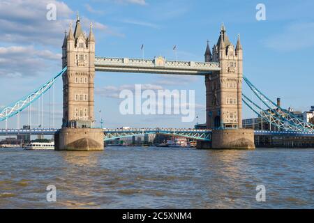 L'iconico Tower Bridge di Londra Foto Stock