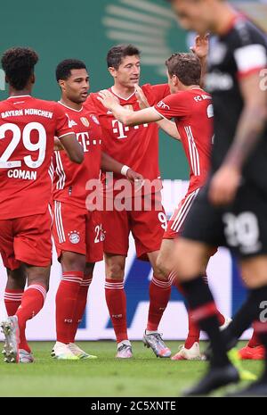 Berlino, Germania, 4 luglio 2020, Serge GNABRY, FCB 22 punteggi, spara goal per 2-0, celebra il suo obiettivo, felice, risata, celebrazione, al DFB Pokal Final match FC BAYERN MUENCHEN - BAYER 04 LEVERKUSEN 4-2 nella stagione 2019/2020 , FCB Foto: © Peter Schatz / Alamy Live News / Marvin Ibo Güngör/GES/Pool - LE NORMATIVE DFB VIETANO L'USO DI FOTOGRAFIE come SEQUENZE DI IMMAGINI e/o QUASI-VIDEO - Notizie nazionali e internazionali - Agenzie DI stampa SOLO per uso editoriale Foto Stock