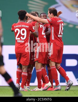 Berlino, Germania, 4 luglio 2020, Serge GNABRY, FCB 22 punteggi, spara goal per 2-0, celebra il suo obiettivo, felice, risata, celebrazione, al DFB Pokal Final match FC BAYERN MUENCHEN - BAYER 04 LEVERKUSEN 4-2 nella stagione 2019/2020 , FCB Foto: © Peter Schatz / Alamy Live News / Marvin Ibo Güngör/GES/Pool - LE NORMATIVE DFB VIETANO L'USO DI FOTOGRAFIE come SEQUENZE DI IMMAGINI e/o QUASI-VIDEO - Notizie nazionali e internazionali - Agenzie DI stampa SOLO per uso editoriale Foto Stock