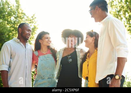 Gruppo di amici felici che si divertono al barbecue party all'aperto nel cortile della casa. Cultura giovani e cultura diversa persone e amicizia concetto. Foto Stock