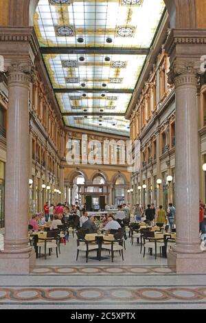 Roma, Italia - 30 giugno 2014: Persone che siedono al Cafe della Galleria Alberto Sordi Shopping Arcade a Roma. Foto Stock