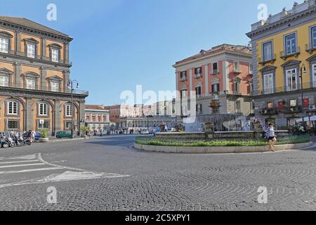 Napoli - 22 giugno 2014: Fontana del carciofo in Piazza Trieste e Trento senza traffico Centro storico di Napoli. Foto Stock