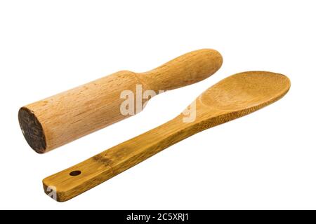 Vecchi utensili da cucina in legno isolati su sfondo bianco Foto Stock