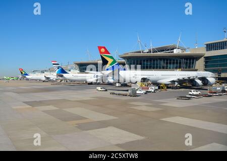 South African Airways e Egyptair aeromobili parcheggiati al terminal passeggeri dell'aeroporto internazionale di Johannesburg o R Tambo. Viaggi aerei in Sud Africa. Foto Stock