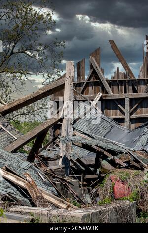 un fienile danneggiato è un mucchio di legno, dopo forti tempeste Foto Stock