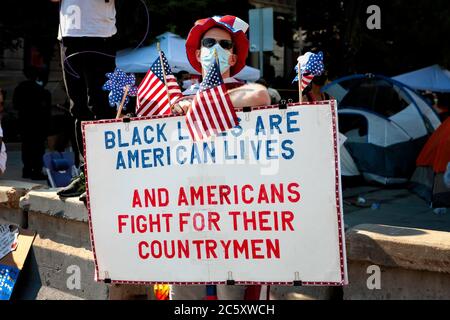 Il protestore patriottico tiene un segno a sul giorno di Independence a sostegno di vite nere a Black Lives Matter Plaza / Lafayette Square Washington, DC, USA Foto Stock