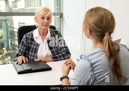 Amburgo, Germania. 29 Agosto 2019. Sulla relazione del 6 luglio 2020: "Dovete partecipare - ma i dipendenti non hanno diritto ad un colloquio annuale di valutazione con il loro manager. Credit: dpa-tmn/dpa/Alamy Live News Foto Stock