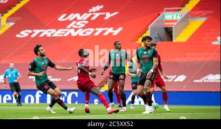 Liverpool. 6 luglio 2020. Il 5 luglio 2020, Sadio Mane (3rd L) di Liverpool segna un gol durante la partita della Premier League tra Liverpool e Aston Villa ad Anfield a Liverpool, in Gran Bretagna. SOLO PER USO EDITORIALE. NON IN VENDITA PER CAMPAGNE DI MARKETING O PUBBLICITARIE. NESSUN UTILIZZO CON AUDIO, VIDEO, DATI, ELENCHI DI DISPOSITIVI, LOGO DI CLUB/CAMPIONATI O SERVIZI "LIVE" NON AUTORIZZATI. L'USO IN-MATCH ONLINE È LIMITATO A 45 IMMAGINI, SENZA EMULAZIONE VIDEO. NESSUN UTILIZZO NELLE SCOMMESSE, NEI GIOCHI O NELLE PUBBLICAZIONI DI SINGOLI CLUB/CAMPIONATI/GIOCATORI. Credit: Xinhua/Alamy Live News Foto Stock