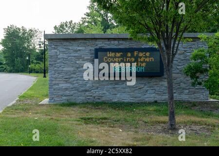 New Overpeck County Park - indossare un rivestimento facciale quando si utilizza il bagno Foto Stock